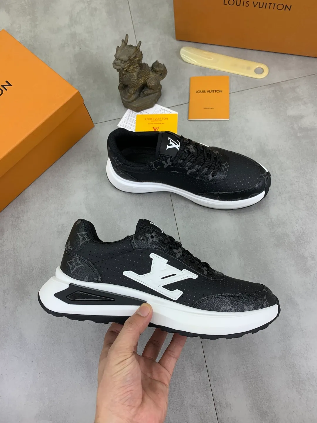 Men's shoes 💰P460 💰 [New model] 🆘 The latest model from LV official website 🎁 Casual and fashionable men's shoes 👟 Hot style 💥 Simple and elegant style, exclusive for trendy men. Unique latest brand elements from the official website 👑 Original decoration, fashionable and generous, the fabric is made of original calfskin ➕ Comfortable and breathable mesh lining ➕ Pigskin lining ✅The official website specifies wear-resistant casual outsole, the classic model is taken in real life🎬Color: 3️⃣colors available😍Number of codes: 38-44 (45 46 customized)